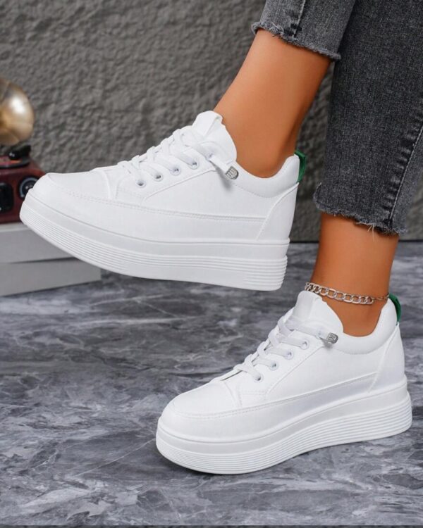 Λευκά sneakers με πράσινη λεπτομέρεια