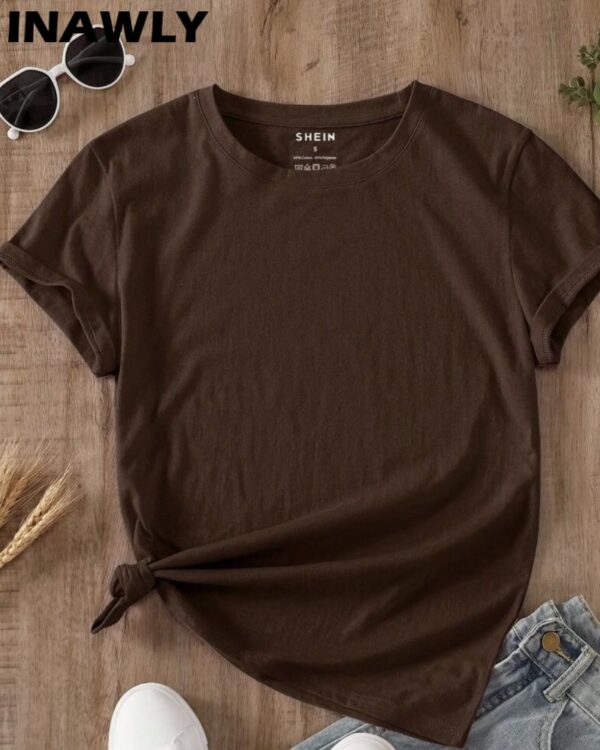 Καφέ T-shirt διπλωμένο